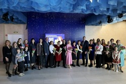 Матерей и жён астраханских бойцов СВО поздравили с 8 Марта