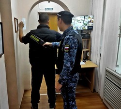 Астраханец хотел пронести к приставам перцовый баллончик