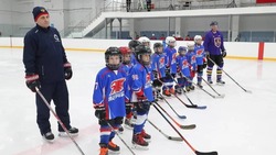 Астраханский губернатор вручил клюшки и форму детской хоккейной команде