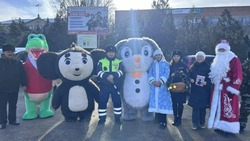 Астраханские водители встретились с Дедом Морозом и Снегурочкой