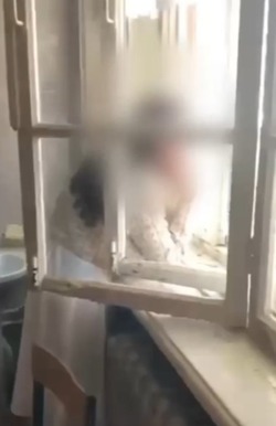 Юную астраханку поймали за курением в школе