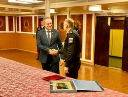 Александр Башкин подарил библиотеке крейсера «Пётр Великий» книги по военной истории региона