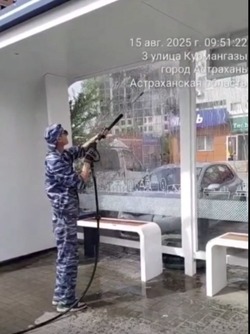 Астраханские коммунальщики моют остановки и леерные ограждения