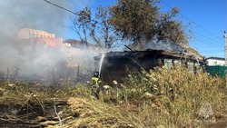 Астраханские огнеборцы ликвидируют крупный пожар в Советском районе