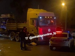 В Астрахани грузовик насмерть сбил женщину
