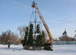 В Астрахани устанавливают главную городскую ёлку