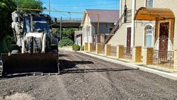 В Астрахани подсыпают грунтовые дороги