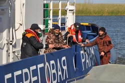 Астраханские пограничники спасли двух рыбаков в Каспийском море