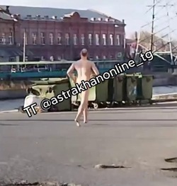 В Астрахани мужчина устроил нагую пробежку