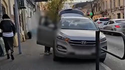 Астраханка получила штраф за парковку на тротуаре