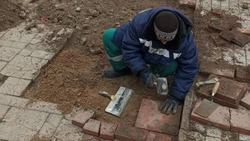 На набережной Волги в Астрахани ремонтируют пешеходную зону