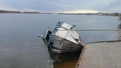 Затонувшее судно загрязнило реку Бахтемир