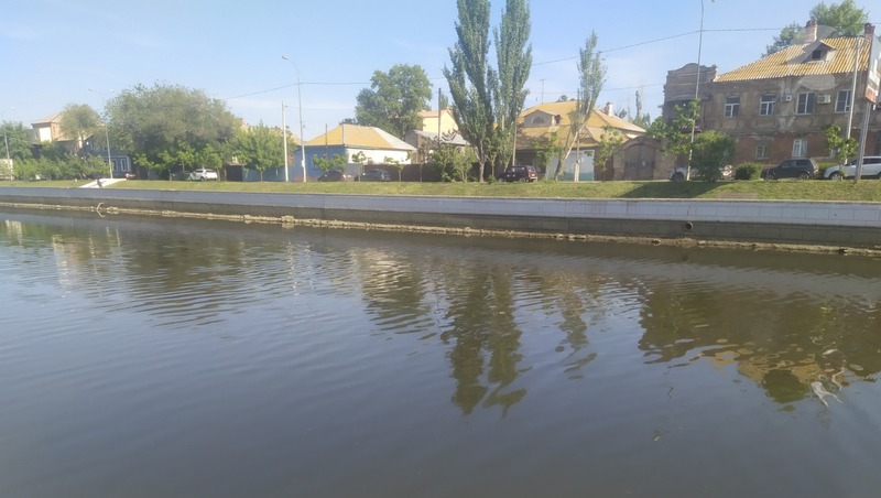 Когда включат воду в астрахани. Волга Астрахань уровень воды Астрахань. Обмелевший канал в Астрахани. Половодье в Астрахани. Каналы Астрахани водные.