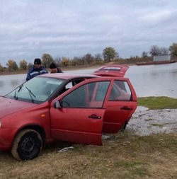 В астраханском селе автомобиль ушёл под воду вместе с водителем