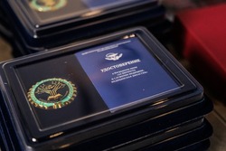 Профсоюз работников здравоохранения РФ наградил династии астраханских медиков