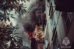 В результате пожара в астраханской пятиэтажке сгорело восемь квартир