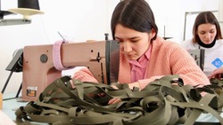 Астраханские студенты шьют для бойцов СВО тактические носилки