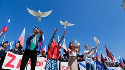 В Астраханском кремле выпустили белых голубей в честь 8-летия провозглашения ДНР