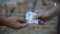 В Астрахани бывшего сотрудника ГИБДД задержали за получение взятки