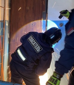 Спасатели освободили из квартиры больную астраханку