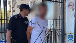 Астраханец устроил стрельбу из окна дома