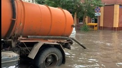 Астраханские коммунальщики ликвидируют последствия дождя