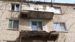 В Астрахани ветер снёс ограждение балкона