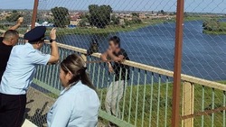 Мужчина пытался спрыгнуть с моста в Астраханской области