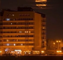 В Астрахани засняли восход «розовой луны»