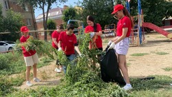 Астраханские добровольцы приводят в порядок детскую площадку в Астрахани
