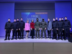 Офицеры СОБР рассказали астраханским суворовцам о чести и присяге