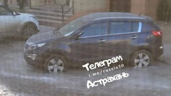 В Астрахани машины наглухо застревают в замёрзших лужах
