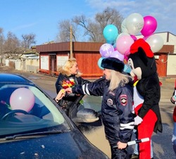 Астраханские полицейские поздравили автолюбительниц с 8 Марта