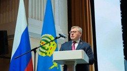 Игорь Бабушкин наградил муниципальных служащих Астраханской области
