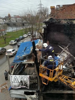 Астраханские спасатели демонтировали опасный балкон 