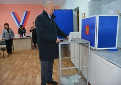 Глава Астрахани проголосовал на выборах президента России