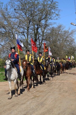 Астраханские казаки прошли торжественным маршем для ветерана 