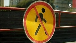 В центре Астрахани ограничили движение пешеходов на мосту