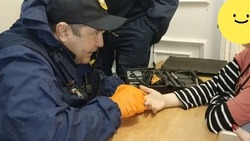 Астраханские спасатели избавили девочку от кольца