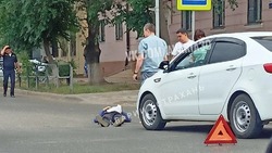 В Астрахани столкнулись автомобиль и мопед