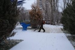 На Комсомольской набережной Астрахани ремонтируют повреждённые элементы