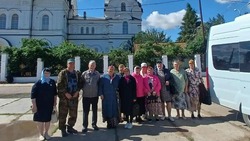 Для 13 астраханских пенсионеров организовали поездку в храм