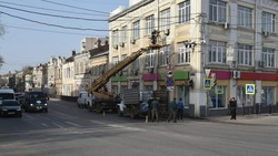 Астраханские коммунальщики моют исторические здания