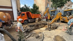 В Астрахани 17 коммунальщиков устраняют аварию на сетях