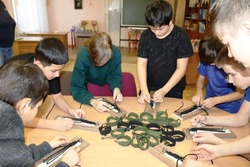 Воспитанники астраханского соццентра «Юность» сделали подарки бойцам СВО