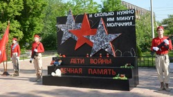 В астраханской школе открыли памятный знак «Дети войны»