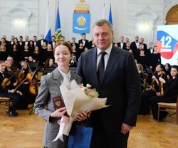 В День Конституции Игорь Бабушкин вручил паспорта юным астраханцам