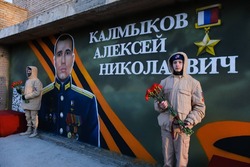 На стене областного военкомата появился арт-объект с астраханскими героями