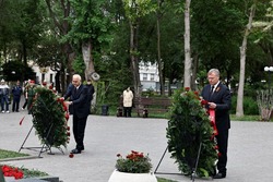 В Астрахани делегация из Азербайджана возложила цветы к Вечному огню и памятнику Гейдару Алиеву