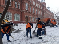 Астраханские коммунальщики устраняют последствия снегопада